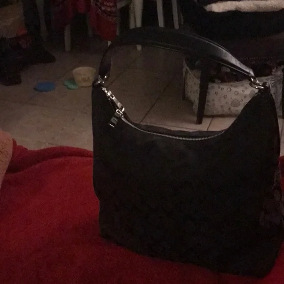 Elegant Black Shoulder Bag with Silver Zip Detail - Picture 3 of 6